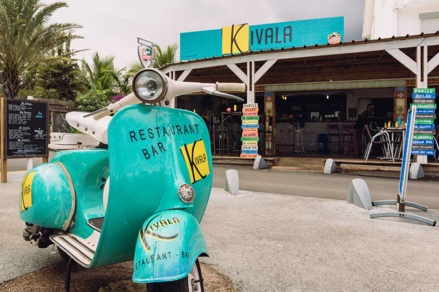 Le scooter turquoise emblématique devant le Kivala
