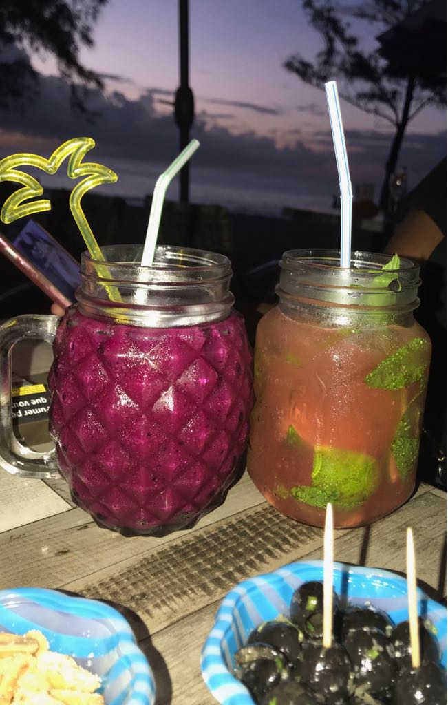 Deux cocktails fruités servis au coucher du soleil
