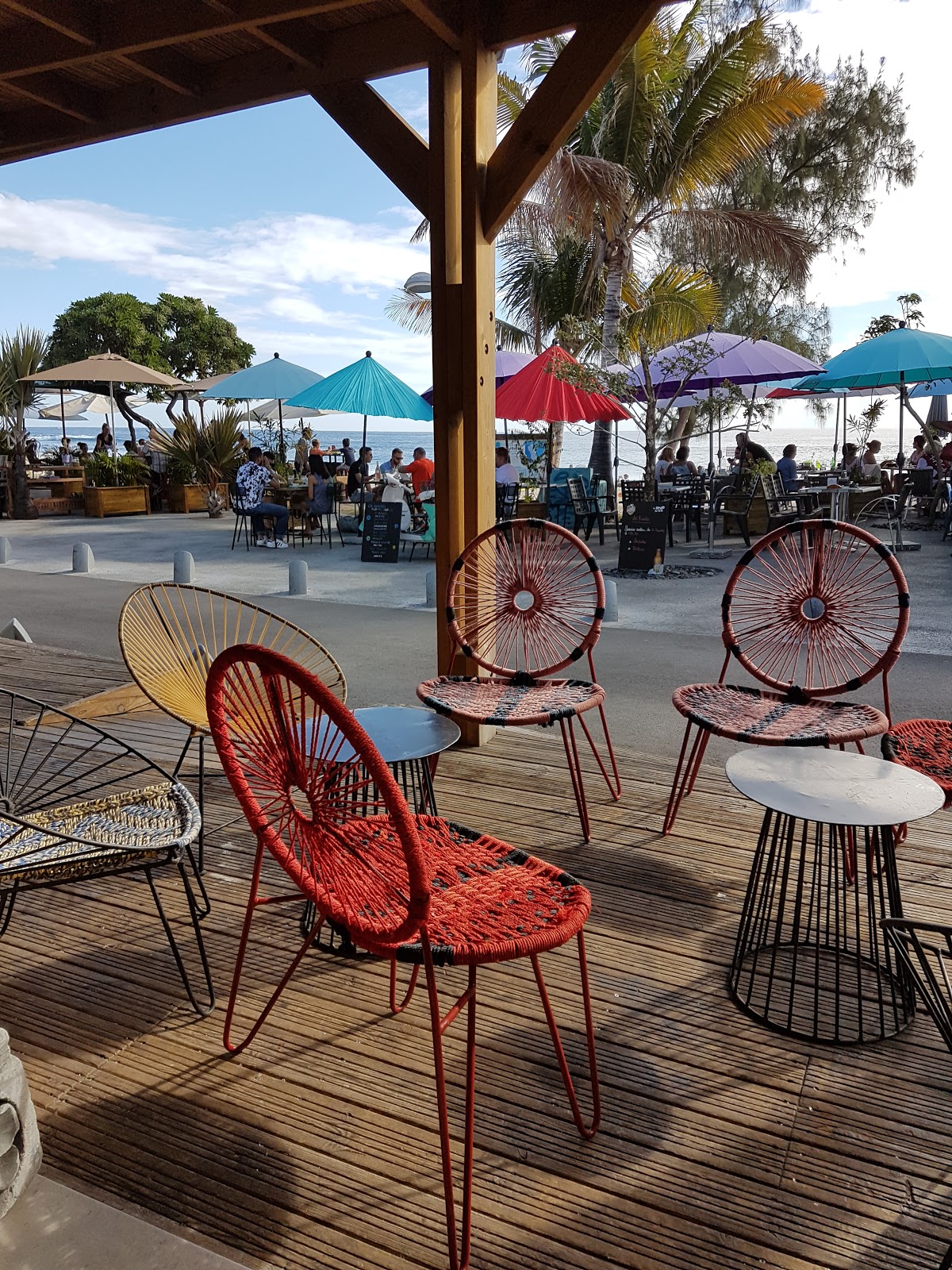 La terrasse du Kivala avec ses fauteuils colorés et la mer
