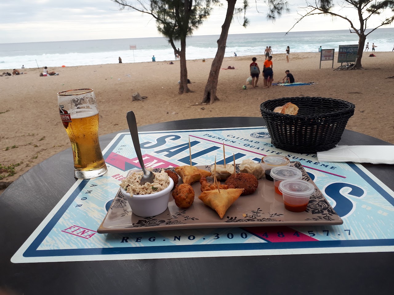 Tapas et bière face à la plage de Boucan Canot